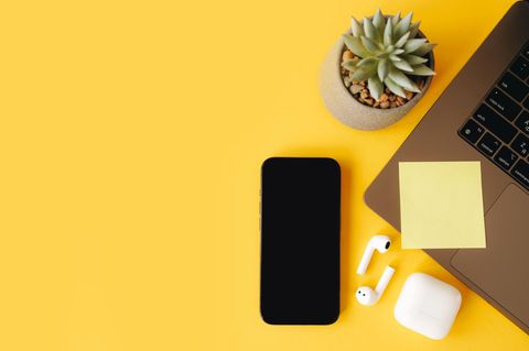 Apple Black Friday Week: Junge Frau lächelt mit AirPods im Ohr