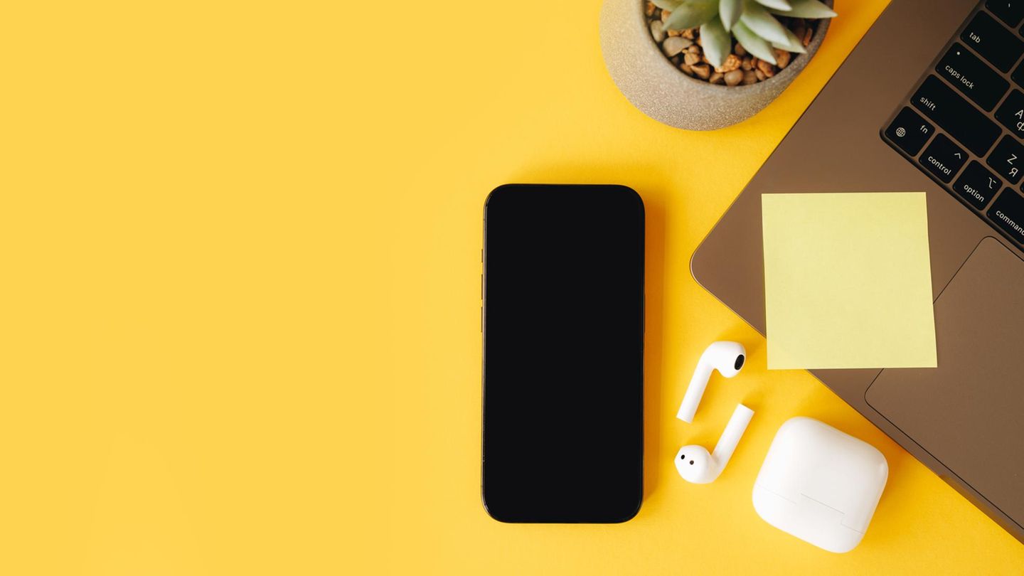 Apple Black Friday Week: Junge Frau lächelt mit AirPods im Ohr