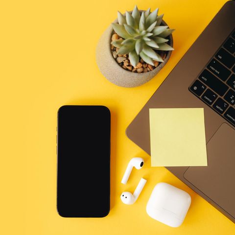 Apple Black Friday Week: Junge Frau lächelt mit AirPods im Ohr