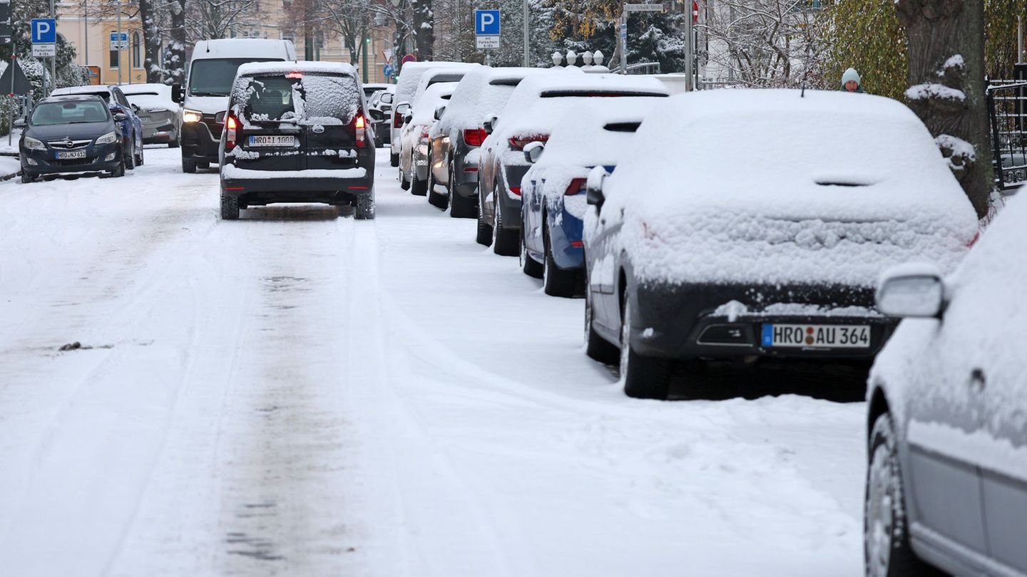 Der erste Schnee des Jahres verwandelte viele Straßen in Rutschbahnen. Foto: Bernd Wüstneck/dpa