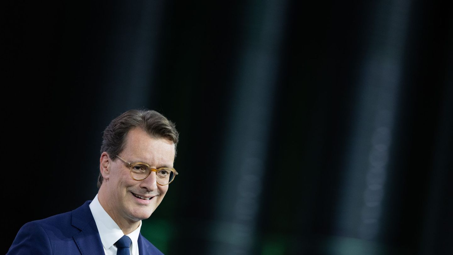 Die CDU unter Ministerpräsident Hendrik Wüst (CDU) bleibt in NRW laut einer Umfrage die stärkste Partei. (Archivbild) Foto: Rolf