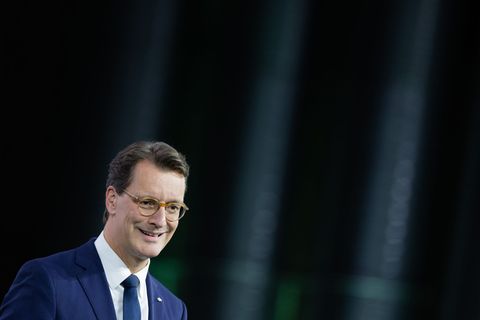 Die CDU unter Ministerpräsident Hendrik Wüst (CDU) bleibt in NRW laut einer Umfrage die stärkste Partei. (Archivbild) Foto: Rolf
