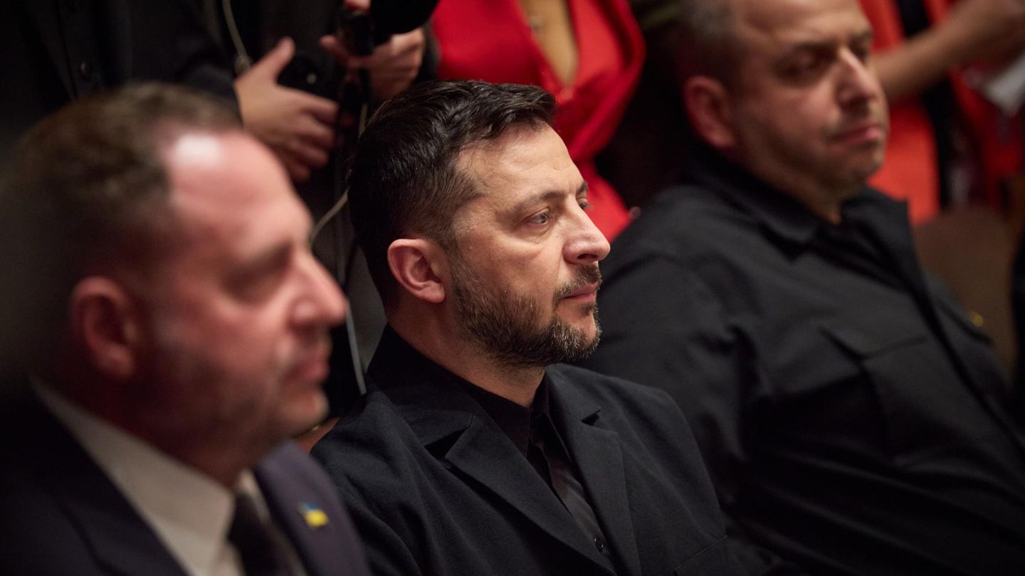 Selenskyj sitzt in einer Reihe