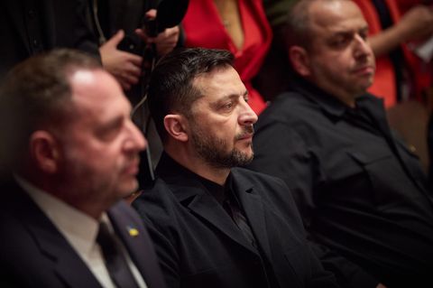 Selenskyj sitzt in einer Reihe