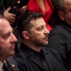 Selenskyj sitzt in einer Reihe