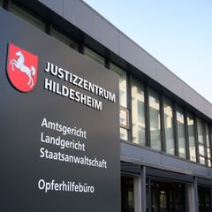 Die Staatsanwaltschaft erhebt schwere Vorwürfe gegen einen Mitarbeiter eines Lokals. (Archivbild) Foto: Julian Stratenschulte/dp