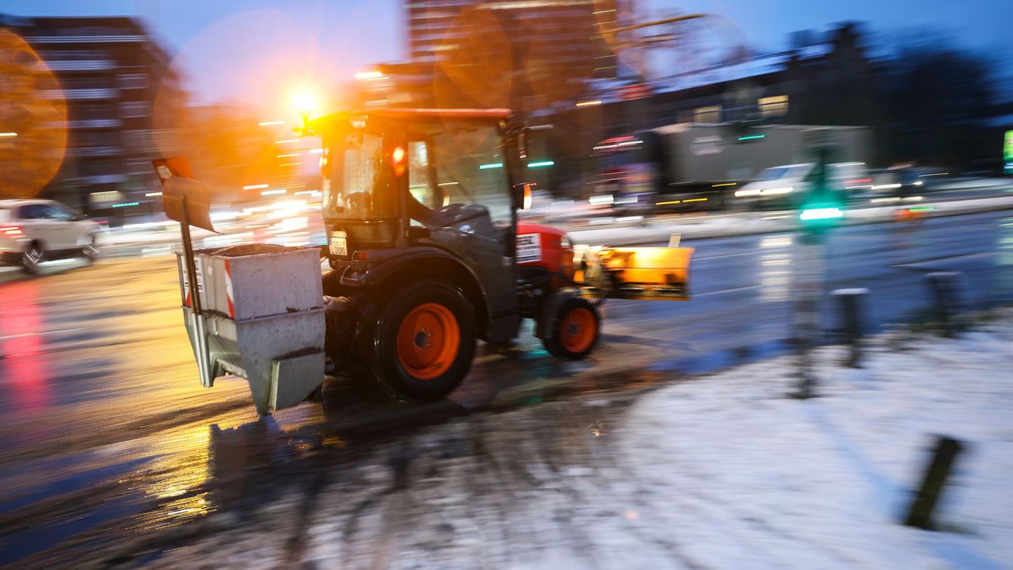Einsatz für den Winterdienst auf Hamburgs Straßen. Foto: Christian Charisius/dpa
