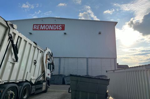 Müllfahrzeug und Container vor einer Remondis-Halle - das Abfallunternehmen ist in vielen Regionen Deutschlands sehr präsent. Fo
