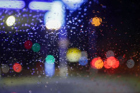 Mit viel Regen ist das Wetter in die Woche gestartet. Foto: Thomas Warnack/dpa