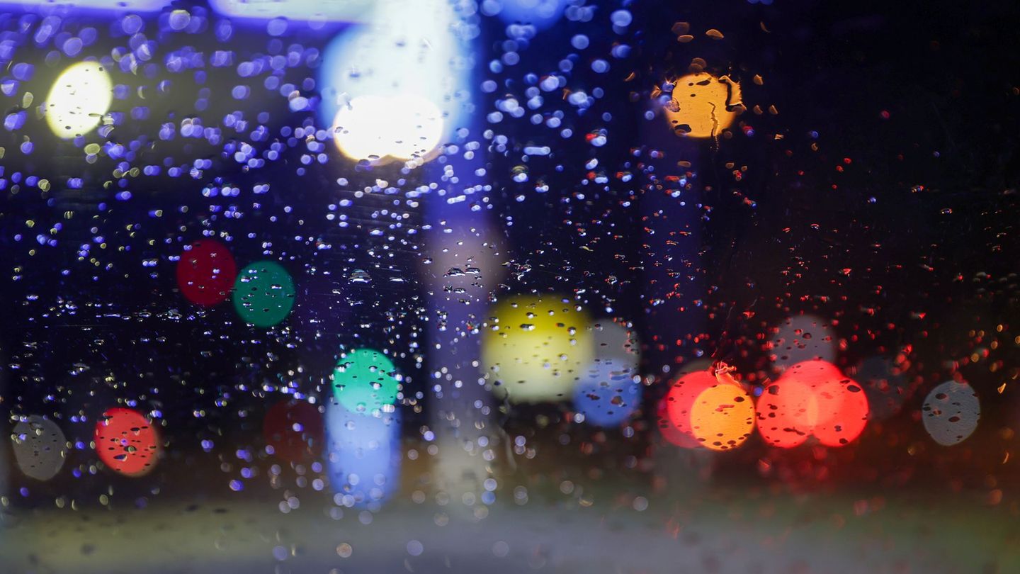 Mit viel Regen ist das Wetter in die Woche gestartet. Foto: Thomas Warnack/dpa