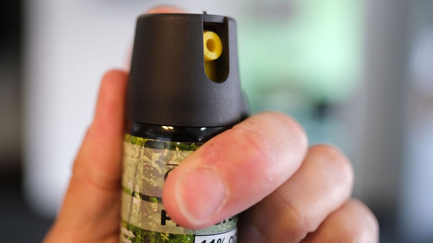 Der Täter soll das Pfefferspray ziellos im Gebäude verteilt haben. (Symbolbild) Foto: Bernd Weißbrod/dpa