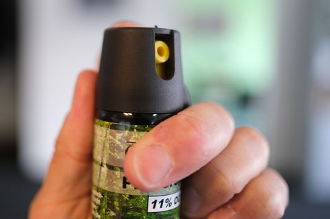 Der Täter soll das Pfefferspray ziellos im Gebäude verteilt haben. (Symbolbild) Foto: Bernd Weißbrod/dpa