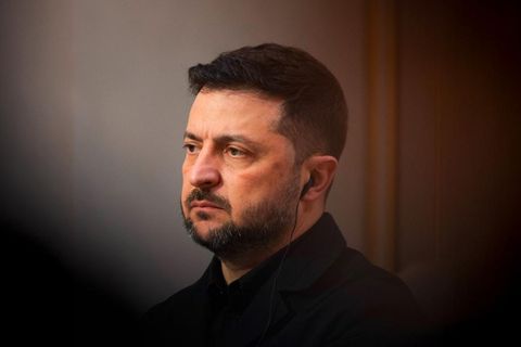 Selenskyj schaut konzentriert nach links