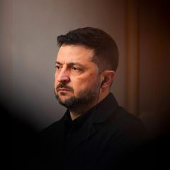 Selenskyj schaut konzentriert nach links