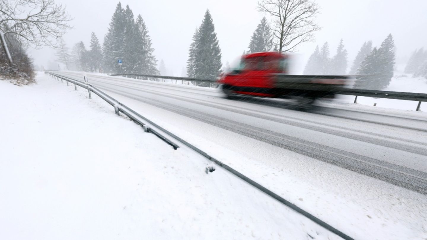 Verschneite Straße in Bayern