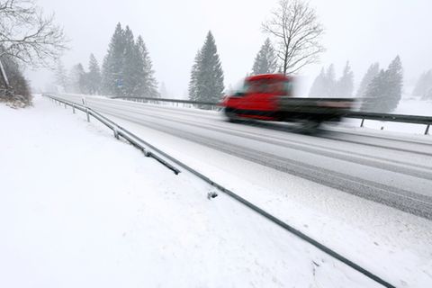 Verschneite Straße in Bayern