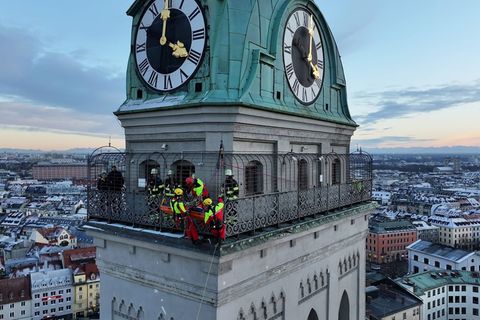 Kräfte der Berufsfeuerwehr München sind am Turm der Kirche St. Peter im Einsatz. Foto: -/Berufsfeuerwehr München/dpa