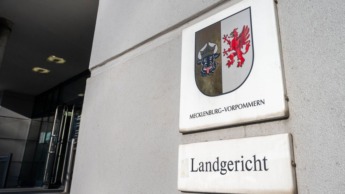 Zwei Brüder sollen einen Mann vor dessen Wohnhaus in Pasewalk bedroht haben. Einer von ihnen soll den Mann auch verletzt haben.