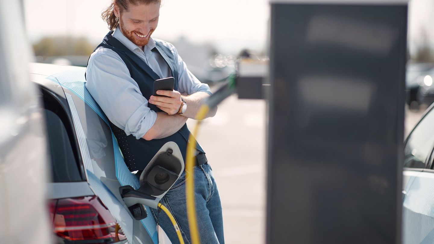 Geht es nach der Bundesregierung, sollen die Preise beim Laden von E-Autos künftig transparenter sein.