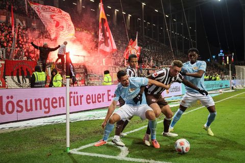 Viel Einsatz: Rani Khedira (l) und Derrick Köhn (r) von Union Berlin im Kampf um den Ball mit Hauke Wahl und Joel Chima Fujita v