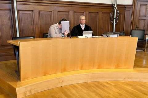 Der 21-Jährige (neben seinem Anwalt) war unter anderem wegen Totschlags an seiner Mutter zu einer Jugendstrafe von sieben Jahren