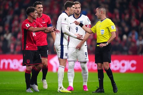 Schiedsrichter Marco Guida (r) traf zuletzt auf Bayern-Stürmer Harry Kane (2.v.r.) in der WM-Qualifikation. Foto: Bradley Collye