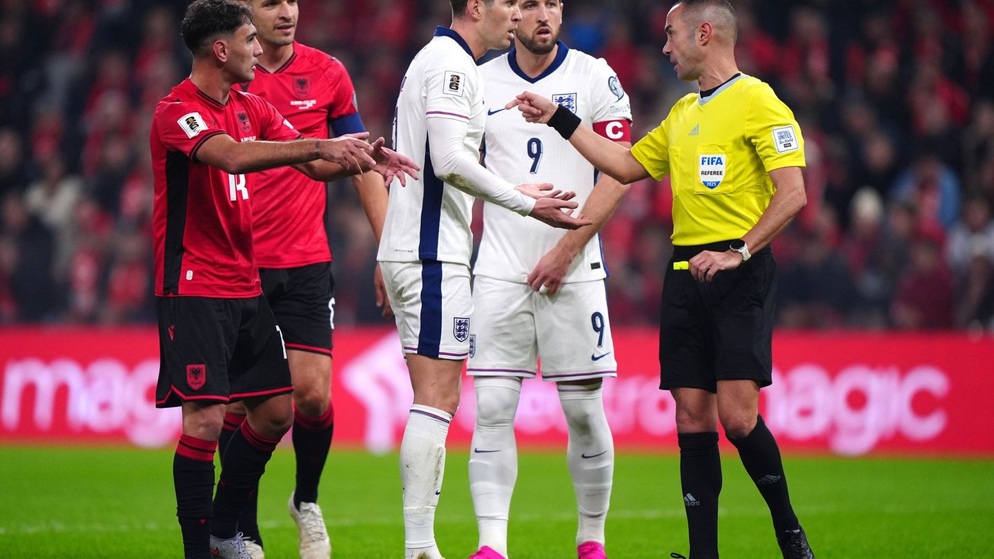Schiedsrichter Marco Guida (r) traf zuletzt auf Bayern-Stürmer Harry Kane (2.v.r.) in der WM-Qualifikation. Foto: Bradley Collye