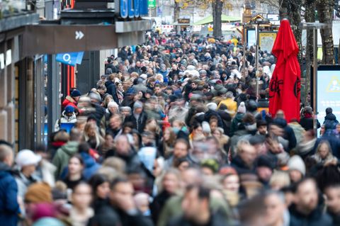 Die Händler setzten darauf, dass das Weihnachtsgeschäft im Dezember Schwung aufnimmt. (Archivbild) Foto: Marijan Murat/dpa