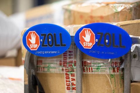 Drogen statt Seife und Tee - Zollbeamte sind in Rostock fündig geworden. (Symbolbild) Foto: Hannes P Albert/dpa