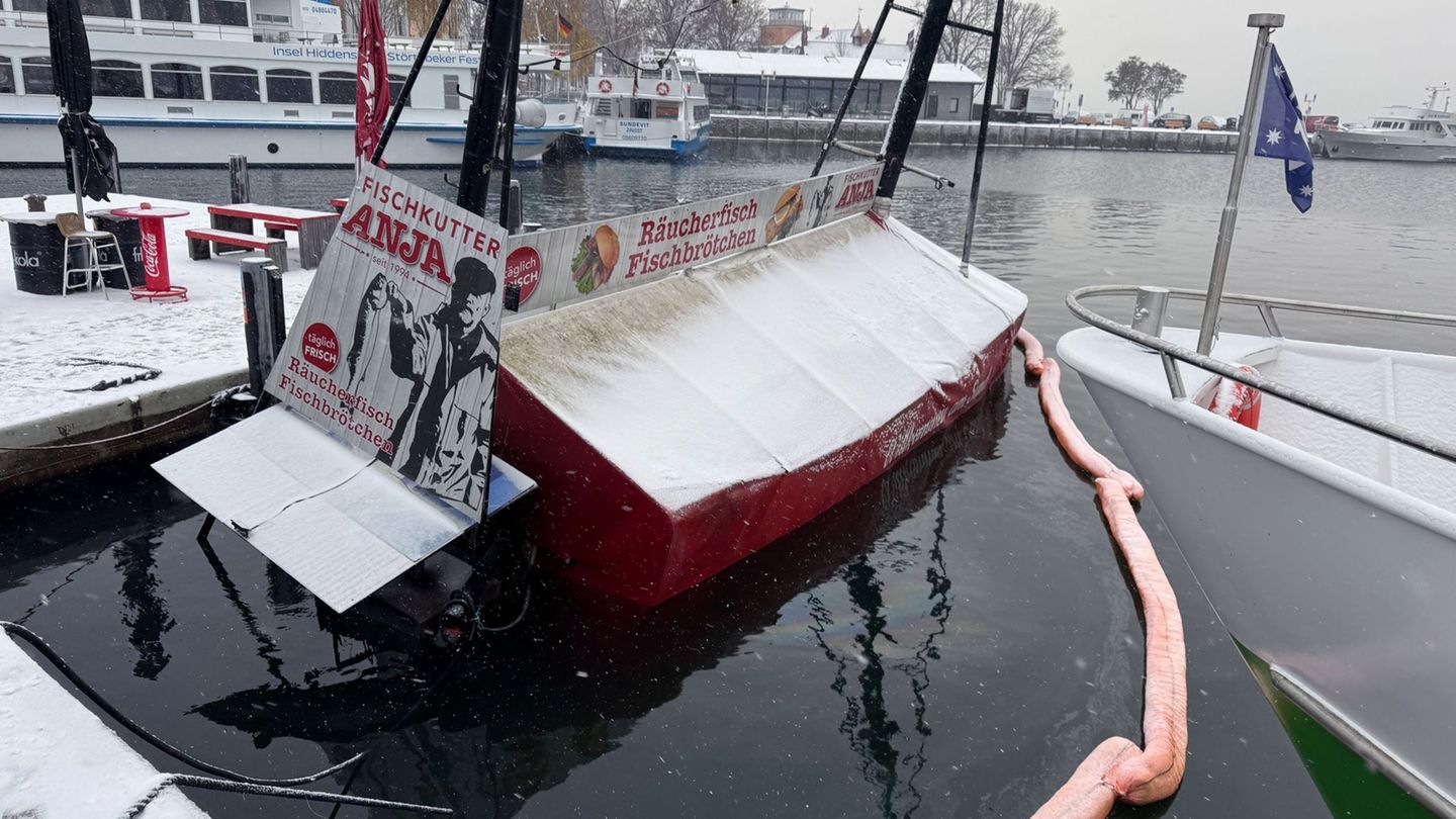 Im Wahlkampf 2021 noch ein Fotomotiv unter anderem mit Olaf Scholz ist der Fischverkaufskutter "Anja" nun gesunken. Foto: Stefan