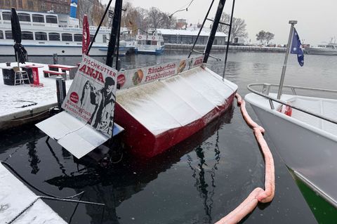 Im Wahlkampf 2021 noch ein Fotomotiv unter anderem mit Olaf Scholz ist der Fischverkaufskutter "Anja" nun gesunken. Foto: Stefan