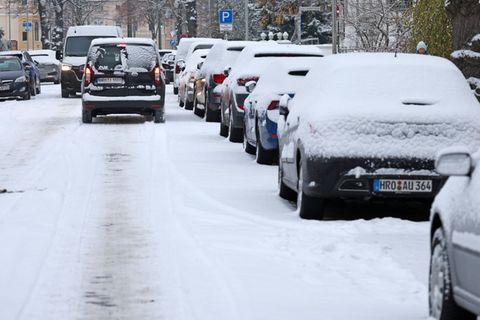 Der erste Schnee des Jahres verwandelte viele Straßen in Rutschbahnen. Foto: Bernd Wüstneck/dpa