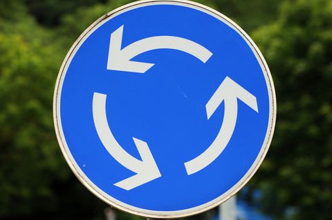 Der Unfall ereignete sich an einem Kreisverkehr. (Symbolbild) Foto: picture alliance / dpa