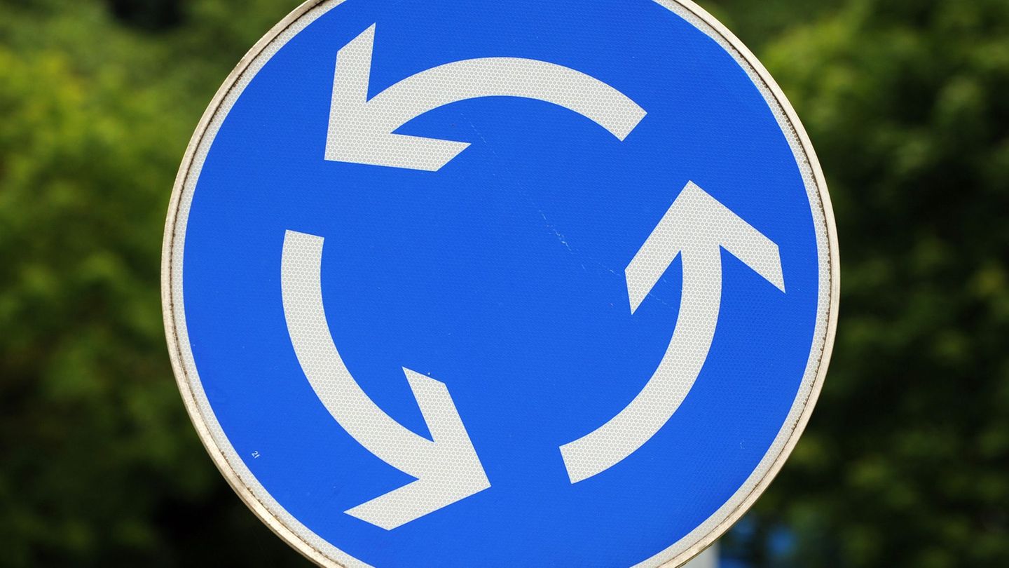 Der Unfall ereignete sich an einem Kreisverkehr. (Symbolbild) Foto: picture alliance / dpa