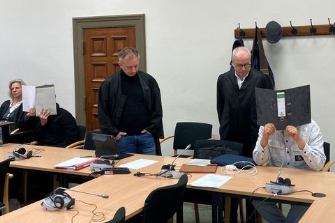 Die beiden Angeklagte zeigen sich vor Gericht geständig. Foto: Bernhard Sprengel/-/dpa