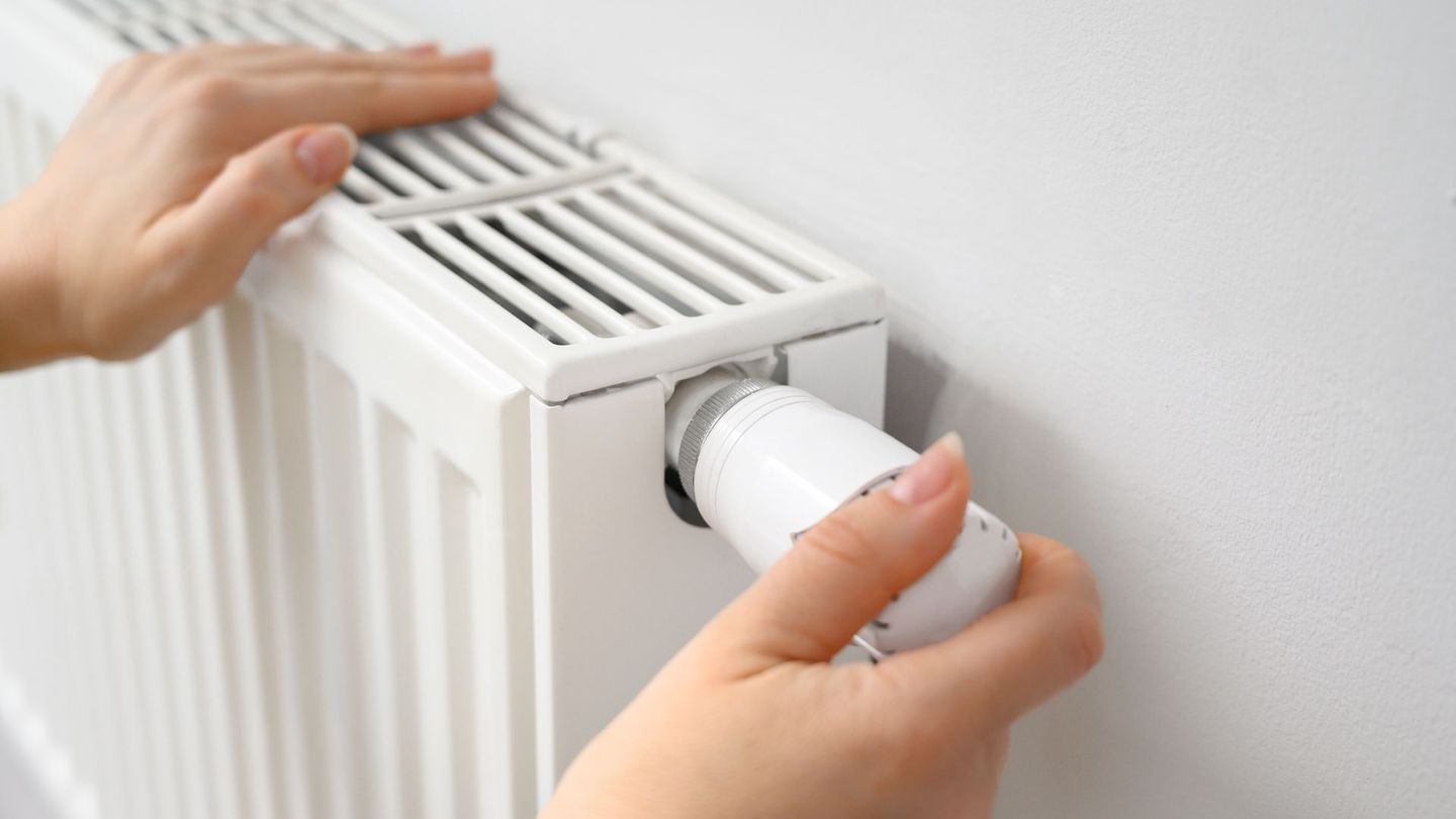 Statt nachts die Heizung komplett auszuschalten, sollten Sie sie lieber nur herunterdrehen.