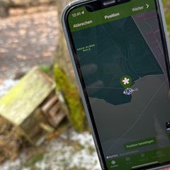 Die App soll schnelle Meldungen vor Ort ermöglichen, wie im Fall eines herabgestürzten Nistkastens für Vögel. Foto: Christian Sc
