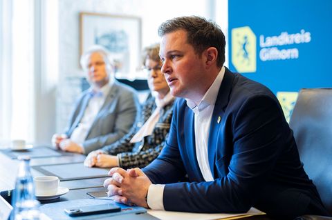 Mit erst 34 Jahren ist Philipp Raulfs (SPD) jüngster Landrat Niedersachsens. Foto: Michael Matthey/dpa