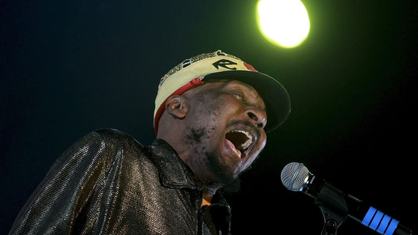 Jimmy Cliff - hier bei einem Auftritt 2015 in Spanien. (Archivbild) Foto: Juan Herrero/dpa