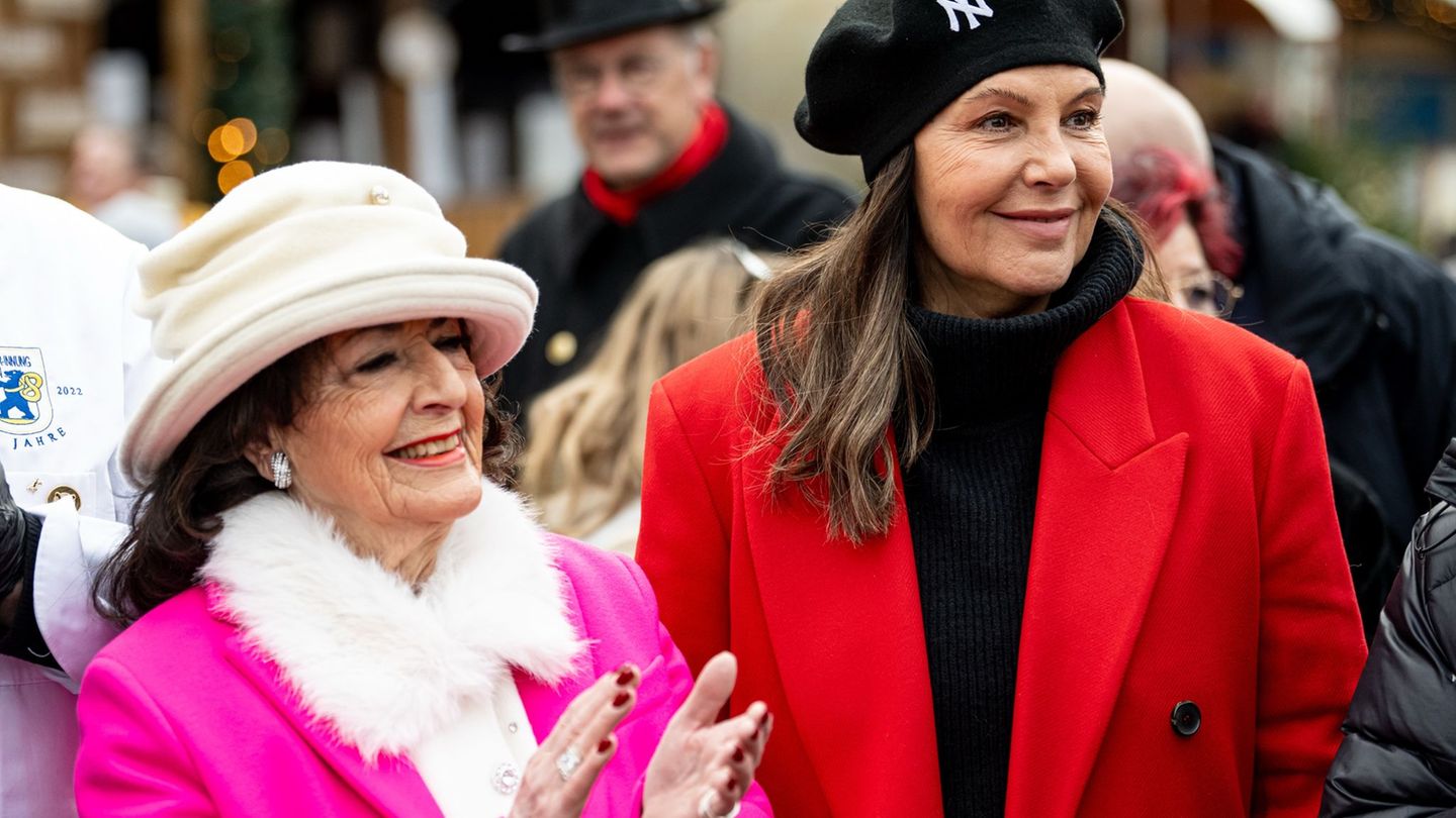 Natascha Ochsenknecht kam mit ihrer Mutter Bärbel Wierichs. Foto: Fabian Sommer/dpa