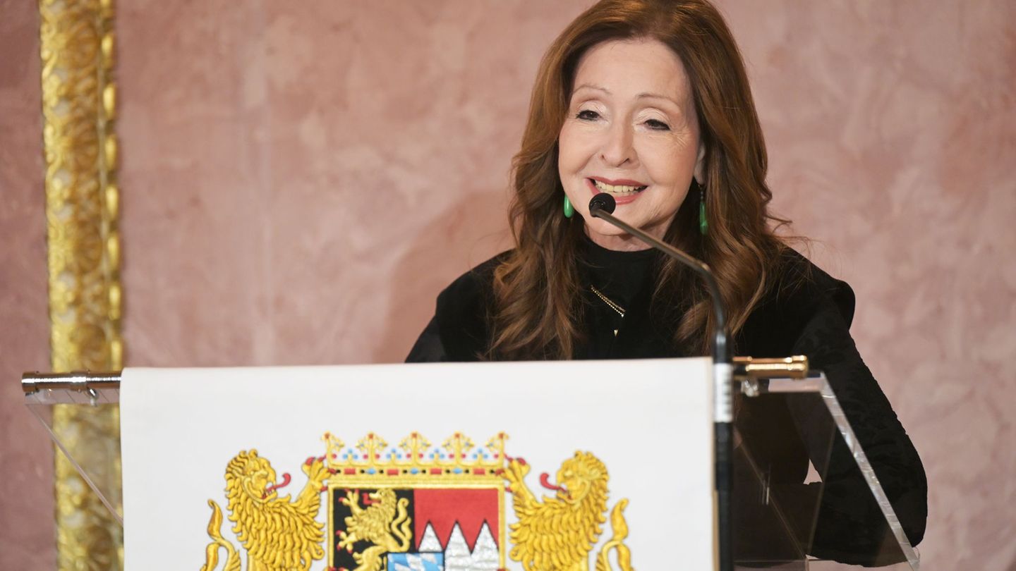 Sieht die Auszeichnung auch als Ansporn: Schlagersängerin Vicky Leandros. Foto: Malin Wunderlich/dpa