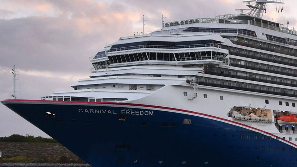 Kreuzfahrtriese und Raketenstart