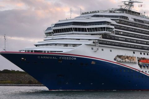 Kreuzfahrtriese und Raketenstart