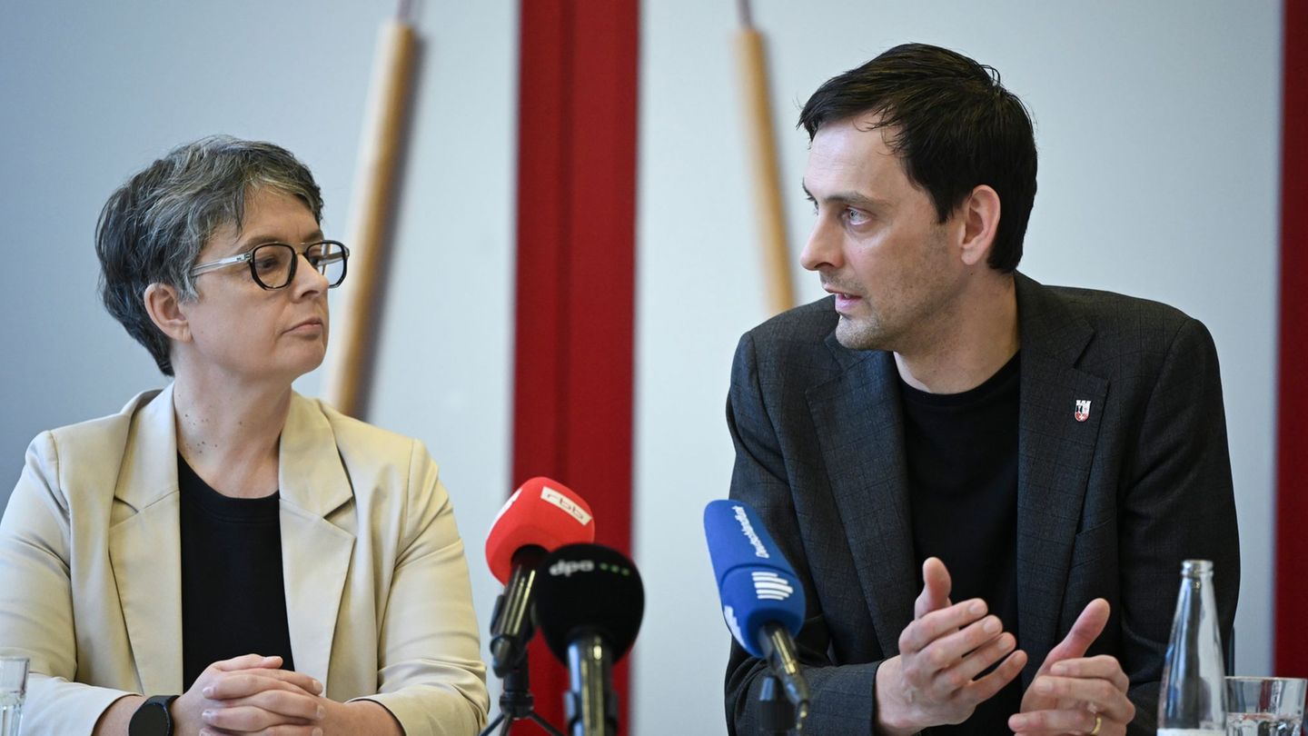 Die SPD-Landesvorsitzenden Nicola Böcker-Giannin und Martin Hikel stehen zu ihrer Rücktrittsentscheidung. Foto: Jens Kalaene/dpa