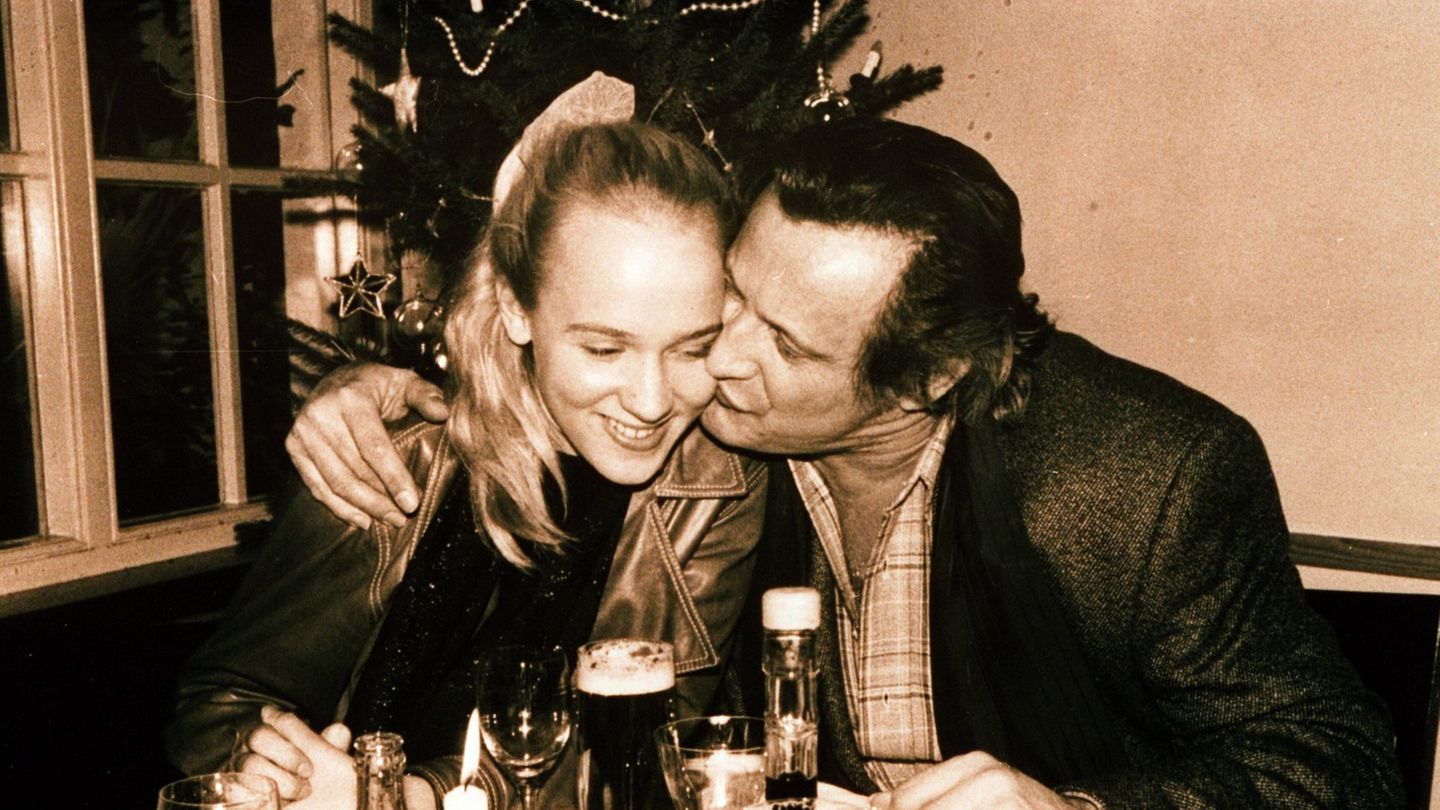 Konstantin Wecker küsst seine zukünftige Frau auf die Wange