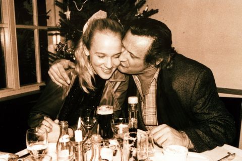 Konstantin Wecker küsst seine zukünftige Frau auf die Wange