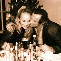 Konstantin Wecker küsst seine zukünftige Frau auf die Wange