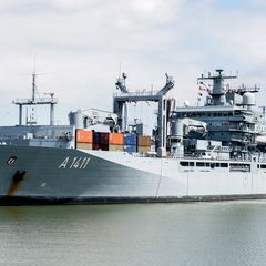 Im Dezember wird die Besatzung des Einsatzgruppenversorgers "Berlin" zurück in Wilhelmshaven erwartet. (Archivbild) Foto: Hauke-