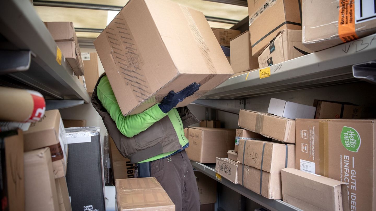 Ganz schön viel zu tun: ein Paketbote bei der Arbeit. Foto: Sina Schuldt/dpa