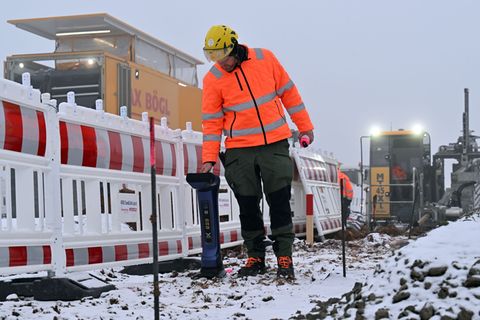 Bauleute arbeiten an einer Horizontalbohrung für die Stromtrasse Suedlink bei Wasungen. Foto: Martin Schutt/dpa